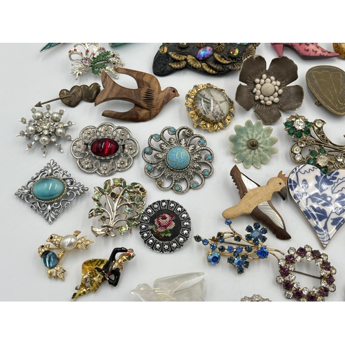 2240 - A collection of vintage brooches