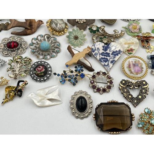 2240 - A collection of vintage brooches