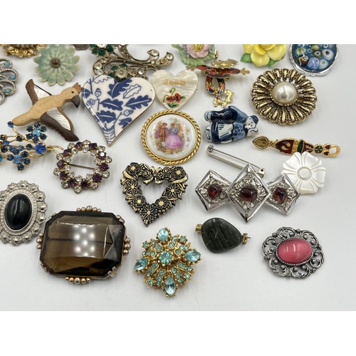 2240 - A collection of vintage brooches