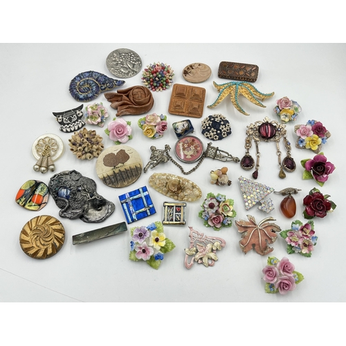 2242 - A collection of vintage brooches