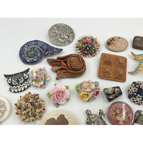 2242 - A collection of vintage brooches