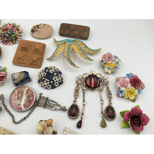 2242 - A collection of vintage brooches