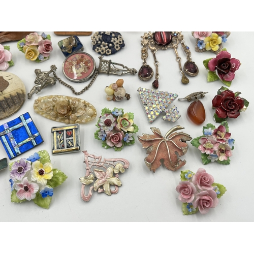 2242 - A collection of vintage brooches