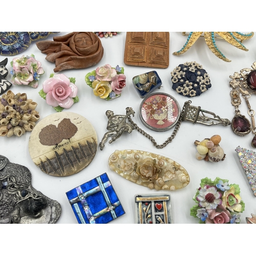 2242 - A collection of vintage brooches