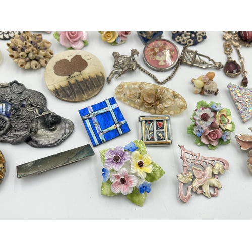 2242 - A collection of vintage brooches