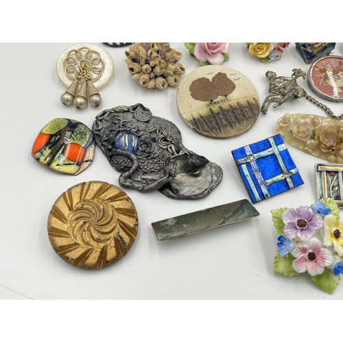 2242 - A collection of vintage brooches