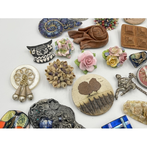 2242 - A collection of vintage brooches