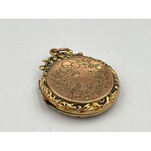 2246 - A hallmarked Birmingham 9ct gold foliate etched photo locket - approx. gross weight 4.5g