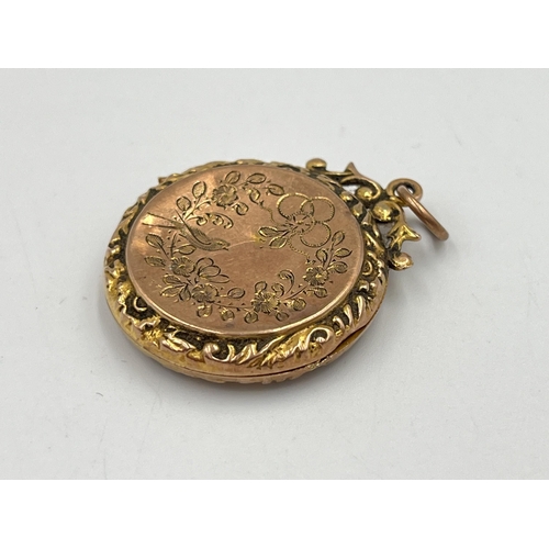 2246 - A hallmarked Birmingham 9ct gold foliate etched photo locket - approx. gross weight 4.5g