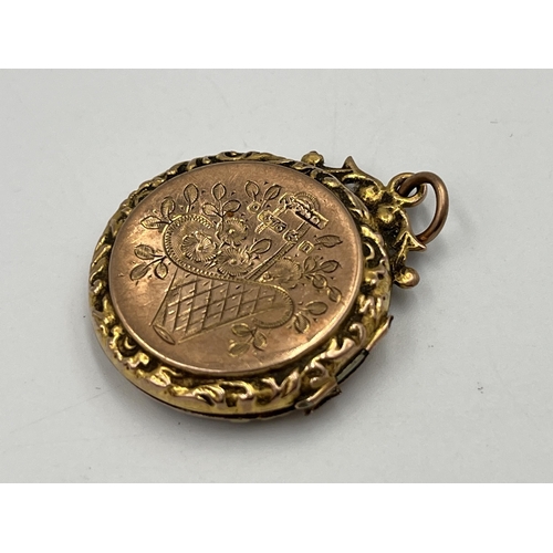 2246 - A hallmarked Birmingham 9ct gold foliate etched photo locket - approx. gross weight 4.5g