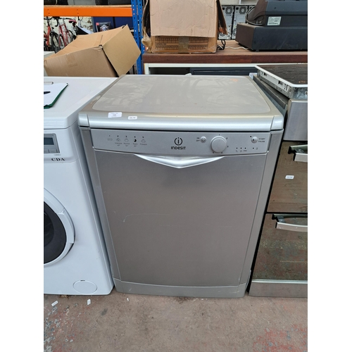 729 - An Indesit 60cm dishwasher