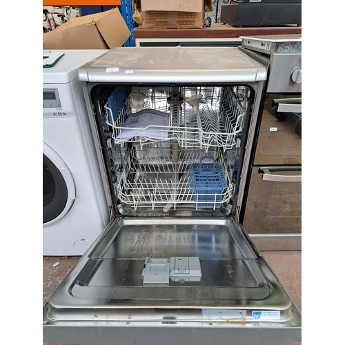 729 - An Indesit 60cm dishwasher