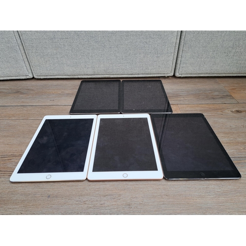 841 - A collection of tablets and e-readers to include five Apple A1432 iPad minis, six Apple iPads, one A... 