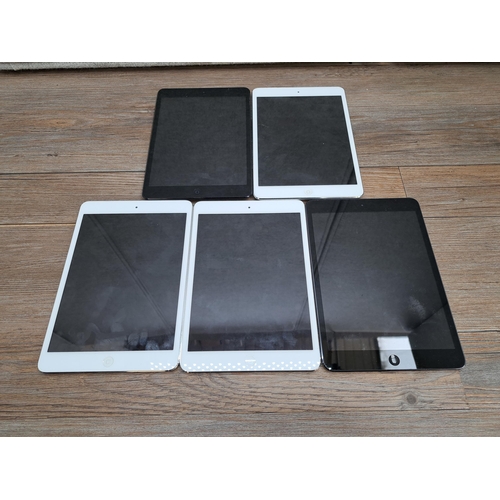 841 - A collection of tablets and e-readers to include five Apple A1432 iPad minis, six Apple iPads, one A... 