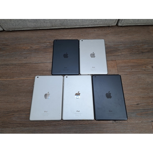 841 - A collection of tablets and e-readers to include five Apple A1432 iPad minis, six Apple iPads, one A... 