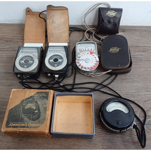 668 - Four exposure meters, one boxed mid 20th century G.E.C. Bakelite cased, two cased Leningrad 4 and on... 