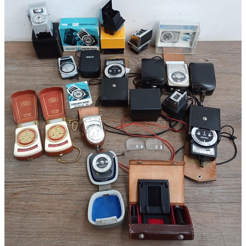 669 - A collection of photography accessories to include Ihagee waist level finder, Zeiss Ikon Ikophot exp... 