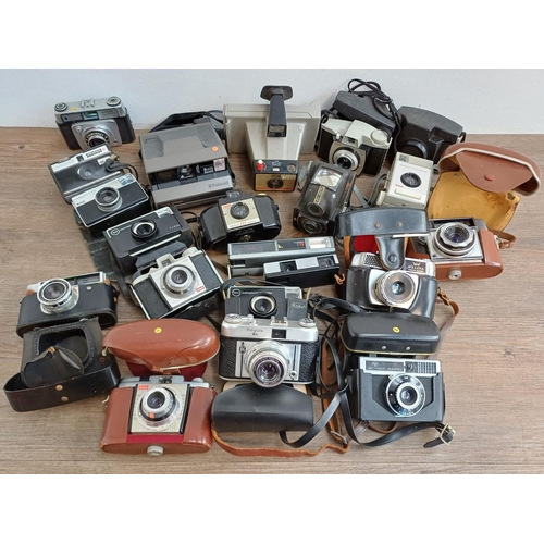 680 - A collection of vintage cameras to include King Regula IIIa 35mm viewfinder, Kodak 233, 50 and 56X I... 