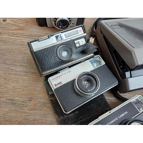 680 - A collection of vintage cameras to include King Regula IIIa 35mm viewfinder, Kodak 233, 50 and 56X I... 