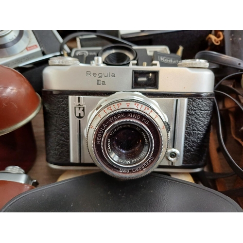 680 - A collection of vintage cameras to include King Regula IIIa 35mm viewfinder, Kodak 233, 50 and 56X I... 