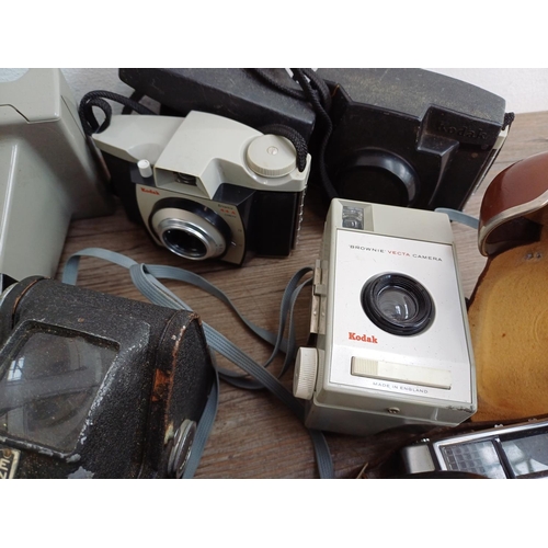 680 - A collection of vintage cameras to include King Regula IIIa 35mm viewfinder, Kodak 233, 50 and 56X I... 