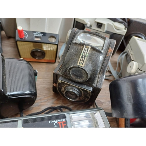 680 - A collection of vintage cameras to include King Regula IIIa 35mm viewfinder, Kodak 233, 50 and 56X I... 