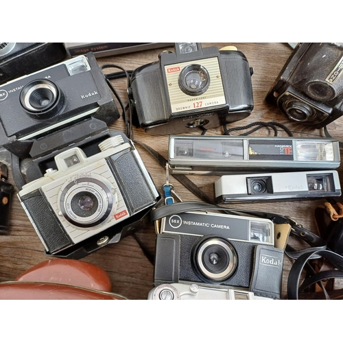 680 - A collection of vintage cameras to include King Regula IIIa 35mm viewfinder, Kodak 233, 50 and 56X I... 