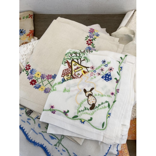 518 - A collection of vintage linen to include embroidered tablecloth, lace tablecloth etc.