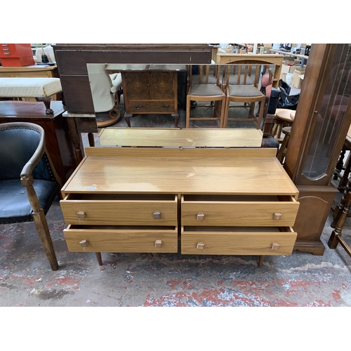 257 - A mid 20th century teak effect dressing table - approx. 116cm high x 122cm wide x 42cm deep