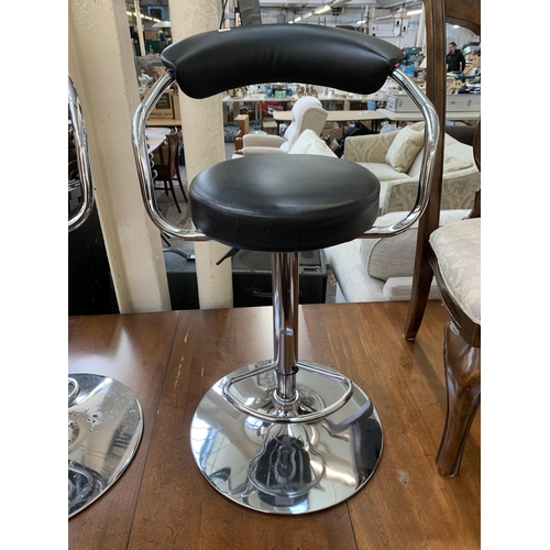 283 - A pair of modern black leatherette and chrome plated kitchen bar stools