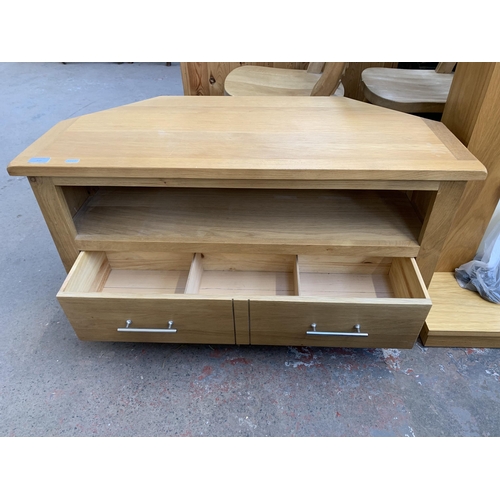 300 - A modern oak TV stand - approx. 49cm high x 90cm wide x 44cm deep