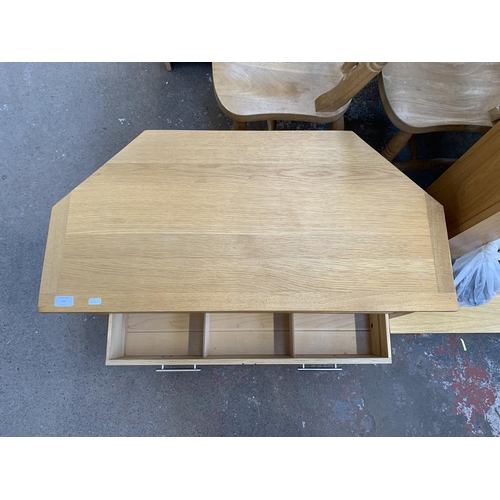 300 - A modern oak TV stand - approx. 49cm high x 90cm wide x 44cm deep