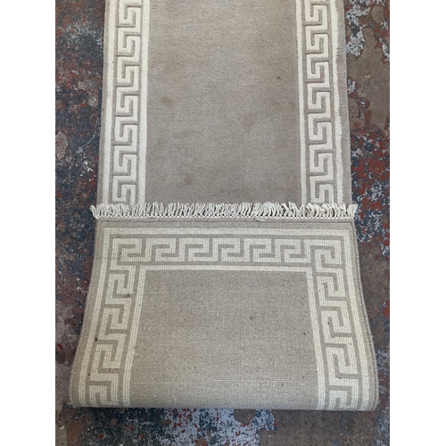 95 - A Frith Rugs Mahal Indian 100% wool pile hall runner/rug - approx. 244cm x 76cm