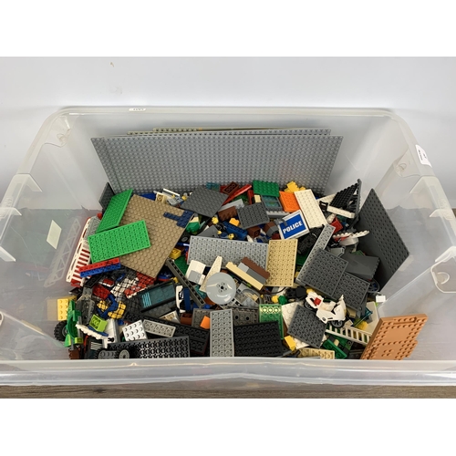 476 - A box containing a large quantity of assorted Lego