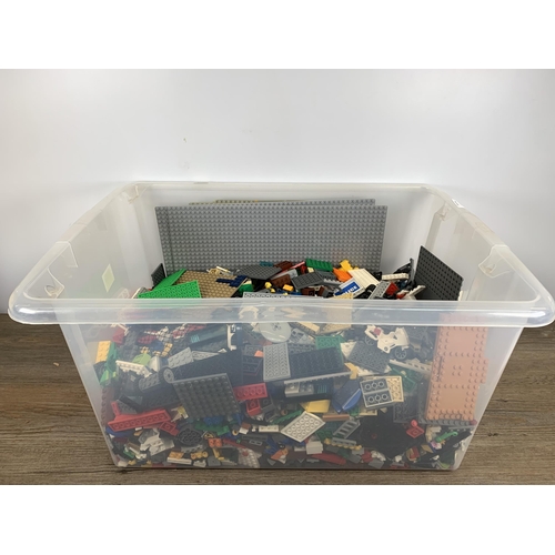 476 - A box containing a large quantity of assorted Lego