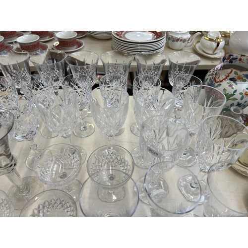 423 - A collection of glassware to include Stuart Crystal etc.