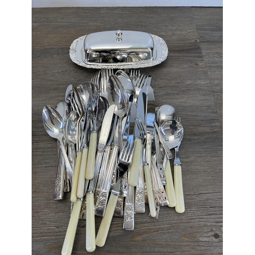 436 - A collection of metalware to include a large quantity of vintage cutlery etc.