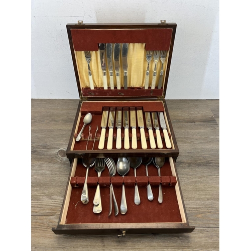 444 - A 1920s oak cased canteen of cutlery