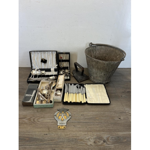 448 - A collection of antique and later metalware to include galvanized watering can, galvanized bucket, 1... 