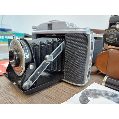 689 - A collection of folding cameras to include boxed G.B. Kershaw 110, cased Zeiss Ikon Nettar 517/16, K... 