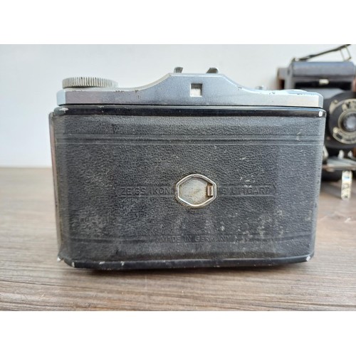 689 - A collection of folding cameras to include boxed G.B. Kershaw 110, cased Zeiss Ikon Nettar 517/16, K... 