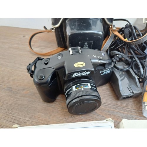 701 - A collection of cameras to include Ensign E29 box, boxed and cased Olympus µ[mju:]-400 Digital with ... 