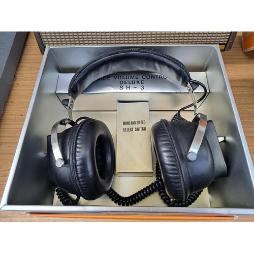 724 - Two pairs of headphones, one boxed vintage Duette SH-3 and one Betron