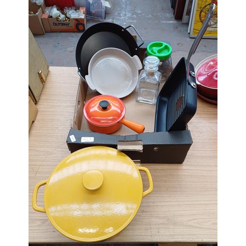 861A - A collection of kitchen items to include Le Creuset enamelled cast iron baking dish and lidded sauce... 