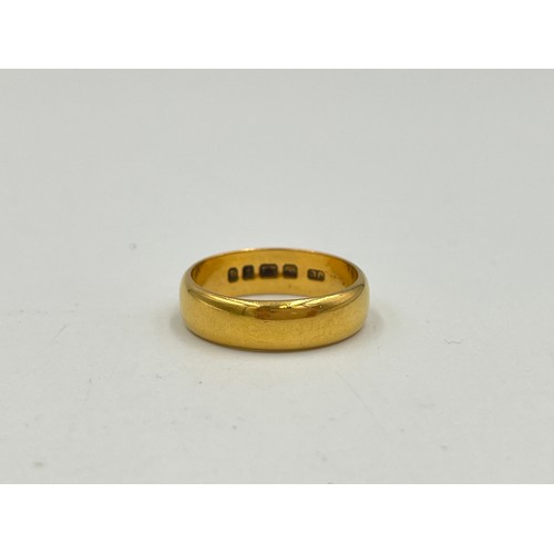 2281 - A hallmarked London 22ct gold wedding band, dated 1960 - approx. gross weight 5.74g