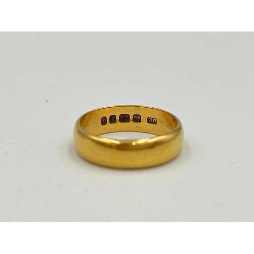 2281 - A hallmarked London 22ct gold wedding band, dated 1960 - approx. gross weight 5.74g