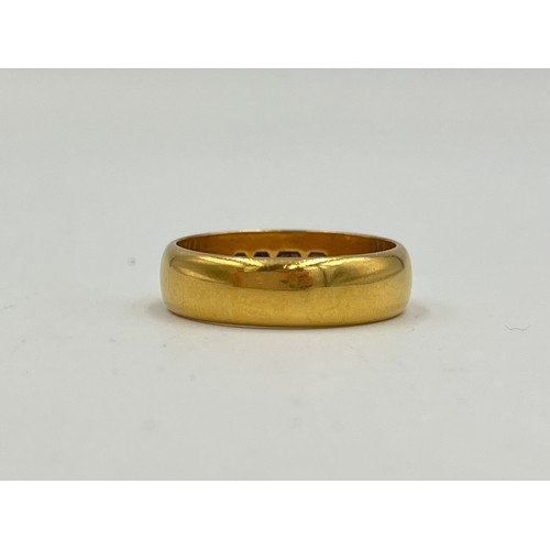 2281 - A hallmarked London 22ct gold wedding band, dated 1960 - approx. gross weight 5.74g