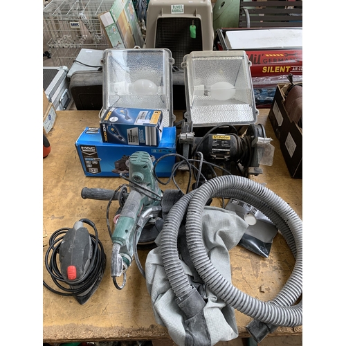 983 - A collection of tools to include Mac Allister MSAG750 corded angle grinder, PosenPro disc sander, Mc... 