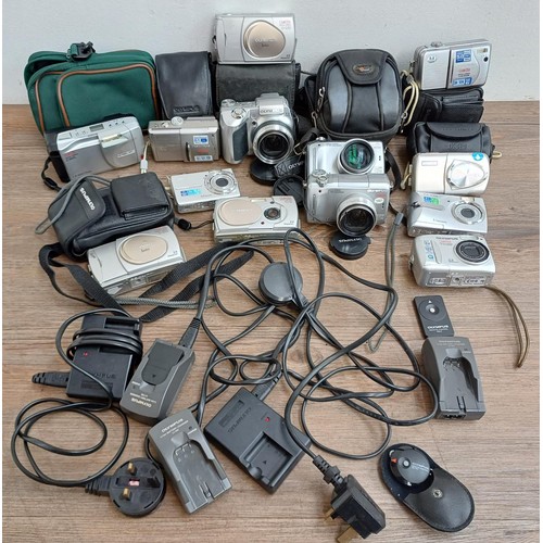 616 - A collection of Olympus digital cameras to include SP-510UZ 7.1mp, FE-190 6mp, Stylus 300, C-60 Zoom... 