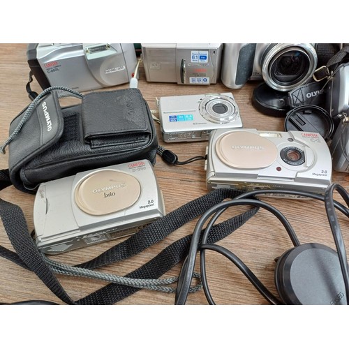 616 - A collection of Olympus digital cameras to include SP-510UZ 7.1mp, FE-190 6mp, Stylus 300, C-60 Zoom... 